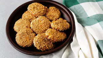 Ballı çıtır kurabiye nasıl yapılır? Mayasız yapılabilir mi, susam kavrulmalı mı, kaç derecede pişer, tereyağı yerine sıvı yağ olur mu, kıtır olmasının sırrı ne?