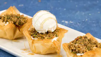 Baklava cheesecake nasıl yapılır, malzemeleri nelerdir, fırında kaç dakikada pişer, kremasına ne konur, yufkalar nasıl dizilir, kalori değeri kaçtır?