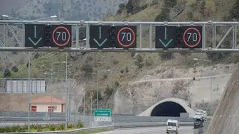 Otoyolda korkunç gece: Tünele giren otomobil tırla çarpıştı