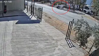 Orhangazi’de feci kaza! Otomobil kaldırıma çarpıp devrildi