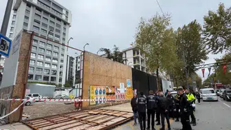 Kadıköy'de yola çıkan inşaat kaplaması paniğe neden oldu