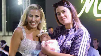 Şarkıcı Maral sahnede kucağına aldığı minik adaşına altın hediye etti