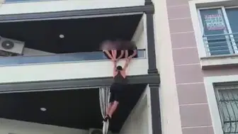 İskenderun’da aranan şüpheli balkondan kaçarken yakalandı