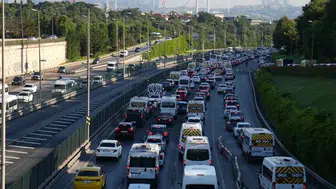 Megakentte ilk ders zili trafiğe takıldı: Yoğunluk yüzde 75'i aştı