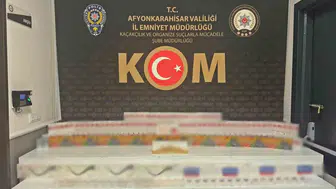 Afyonkarahisar'da otomobil durduruldu, 700 paket kaçak sigara yakalandı