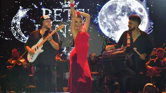 Petek Dinçöz Geyikli'deki Zafer Bayramı konserinde çocuklarla marş söyledi