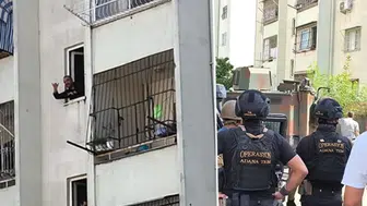 Adana'da korku dolu anlar: Elindeki el bombasıyla polisi tehdit etti
