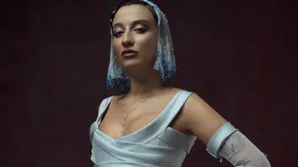 Melike Şahin yeni şarkısı Ölmem Ölemem ile dinleyicileriyle buluştu