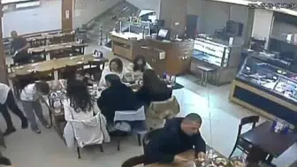 Yemek yerken nefessiz kaldı! Restoran çalışanı imdadına yetişti