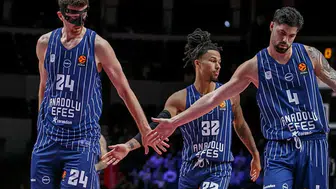EuroLeague'de nefes kesen açılış: Anadolu Efes Barcelona'ya direnemedi