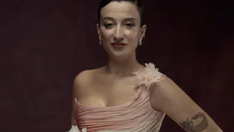 Melike Şahin’in yeni şarkısı Ölmem Ölemem listeleri altüst etti