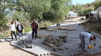 Karlıova’da Karabalçık köyünün yolları parke taşlarıyla yenileniyor