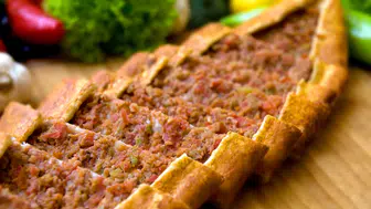 Kıymalı pide hamuru nasıl yapılır? Hamuru kaç dakika mayalanır, sulu kıymalı pide nasıl pişirilir, fırında kaç derecede pişer, kenarları sertleşmeden nasıl yumuşatılır?