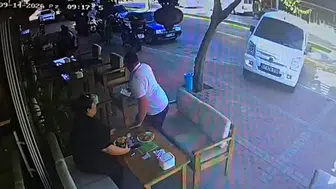 Antalya'da faciadan dönüldü! Araç kafenin önüne daldı