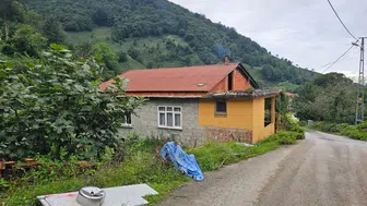 'Evde oturulmuyor, 9 yerden deldik': Artvin'de iki katlı evin altından su çıkıyor