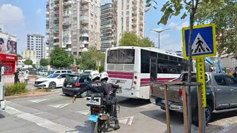 Adana'da üst geçitten düşen genç minibüsün çarpmasıyla öldü