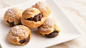 Çikolatalı profiterol kreması nasıl yapılır? Hangi malzemeler gereklidir? kremaya tereyağı ve çikolata ne zaman eklenmeli?