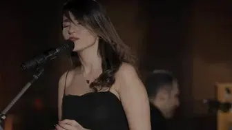 Başörtüsüz konser veren İranlı şarkıcı Parastoo Ahmadi'nin 74 kırbaç cezası onandı