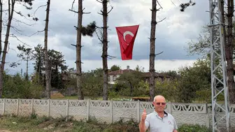 'Şehitlerin emaneti...' dedi, kepçenin üstüne tırmandı: Düzce’de yürekleri kabartan o anlar!