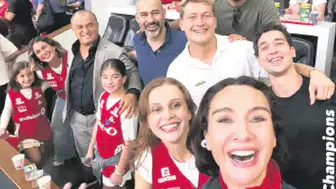 Sanat dünyası bu maçta buluştu: Avrupa şampiyonluğu tribünlerden kutlandı