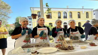 Ekmek ve kek kırıntılarını çikolata toplarına dönüştürdüler