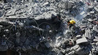 Gazze'de İsrail saldırılarında hasar alan 6 katlı bina çöktü: 11 şehit, 14 yaralı