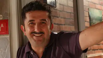 Uğur Akay kimdir, nereli, kaç yaşında, evli mi, eşi kim, eğitimi ne, hangi dizi ve filmlerde oynadı?