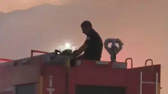 Alevleri kontrol altına aldı, dakikalar kala aracın üstüne çıktı: Sosyal medya bu kareyi konuşuyor