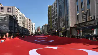Kurtuluşun 104. yılında İzmir sokakları kırmızı beyaza büründü