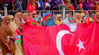 Somali'den Türkiye'ye vefa gösterisi: Meydanlar Türk bayraklarıyla doldu taştı