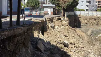 Bursa'da okul bahçesinde istinat duvarı çöktü