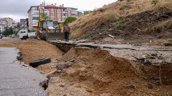 Ankara’da sağanak sonrası yol göçtü, araçlar zarar gördü