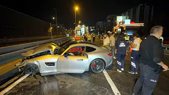 Gece saatlerinde D-100’de kaza: Otomobil bariyerlere çarptı