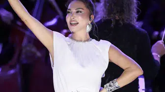 Ebru Yaşar İzmir’de sezon finali konserinde binlerce hayranıyla buluştu