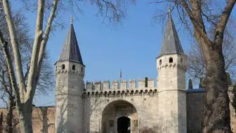 Topkapı Sarayı ne zaman inşa edildi, hangi padişah döneminde yapıldı, ne zamana kadar kullanıldı, neden terk edildi ve kim yaptırdı?
