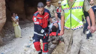 Turistler gezerken fark etti! Tünelde iki günlük yaşam mücadelesi