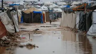 Gazze'de mevsimin ilk yağmuru çadır kentleri sular altında bıraktı