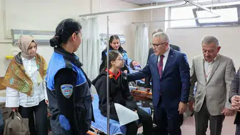 Sivas'ta öğrenci servisi ile polis aracı çarpıştı: 16 yaralı