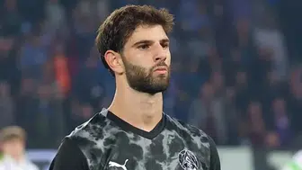 Siyah-Beyazlılarda Transfer Müjdesi: Genç Stoper Ümit Akdağ İstanbul'a Geldi!