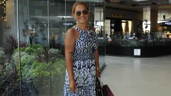 Demet Akalın sade tarzıyla Zorlu AVM'de görüntülendi