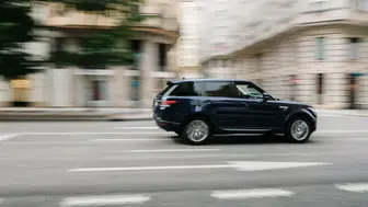 Range Rover devrim yapıyor: İlk tam elektrikli model sahneye çıktı!