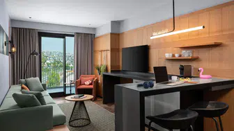 İzmir’in yeni kıyısında yeni bir dönem: Moxy İzmir kapılarını açıyor