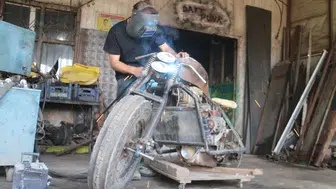 Babası “Olmaz” dedi o ikna etti: Araba motorundan motosiklet yaptı