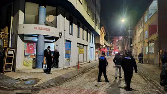 Afyonkarahisar'da fayansları çatlayan 4 katlı bina tahliye edildi