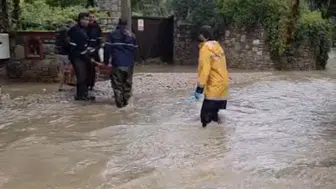 Bodrum'da sağanak su baskınlarına yol açtı: Mahsur kalan hamile kadın sedyeyle kurtarıldı