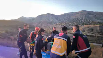 Erzincan'da devrilen traktörün altında sıkışan sürücü kurtarıldı