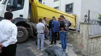 Pendik’te hafriyat kamyonu binaya çarptı: 1 yaralı
