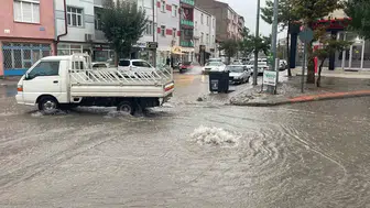 Karaman'da şiddetli sağanak yolları göle çevirdi