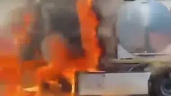Adana'da seyir halindeki tır alevlere teslim oldu