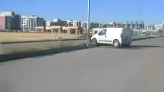 Diyarbakır’da hafif ticari araç refüje çıktı: 1 yaralı